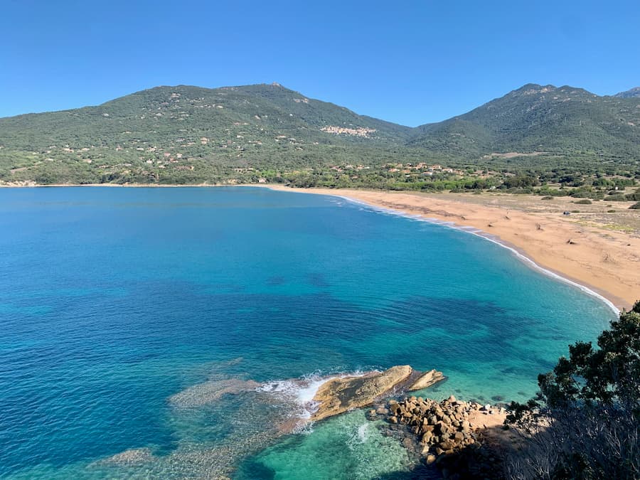 Strand in Zuid-Corsica - Capu Laurosu Strand - Kleine camping l'Esplanade